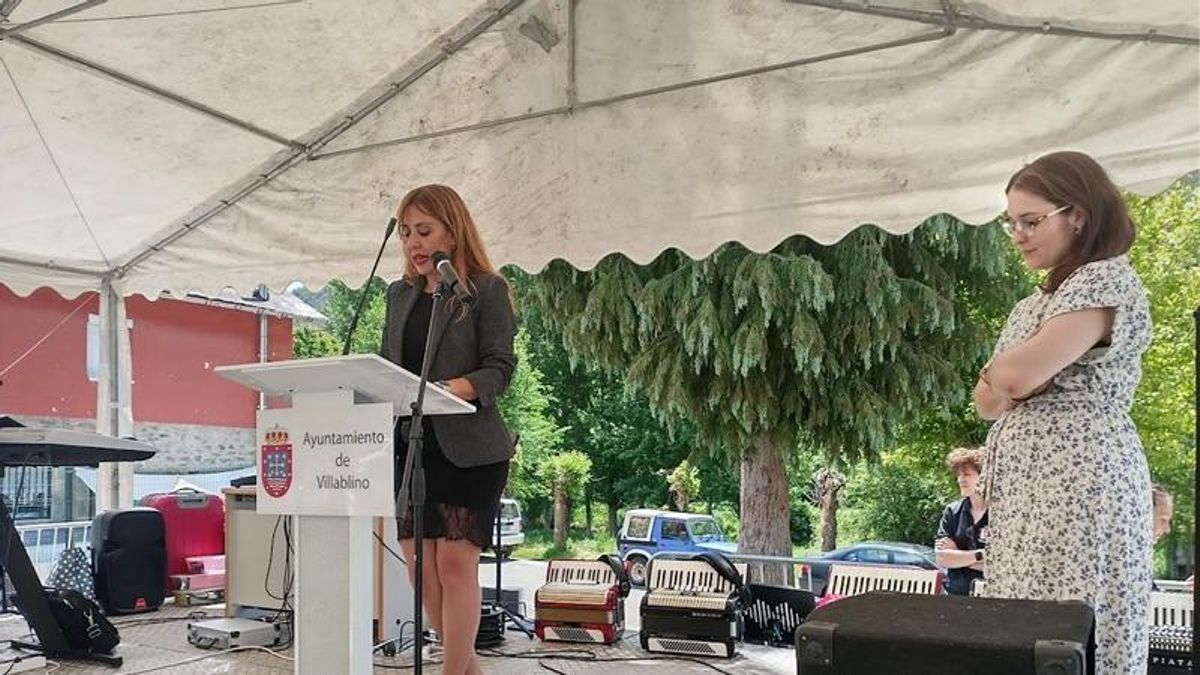 Silvia Álvarez, hija del cónsul honorario de Cabo Verde en la Comunidad Valenciana, con la concejala de Villablino Mercedes Fisteus, en el acto de inauguración del parque de Cabo Verde. 