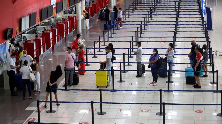 Viajeros son vistos en el aeropuerto de La Habana. EFE/ Yander Zamora/Archivo