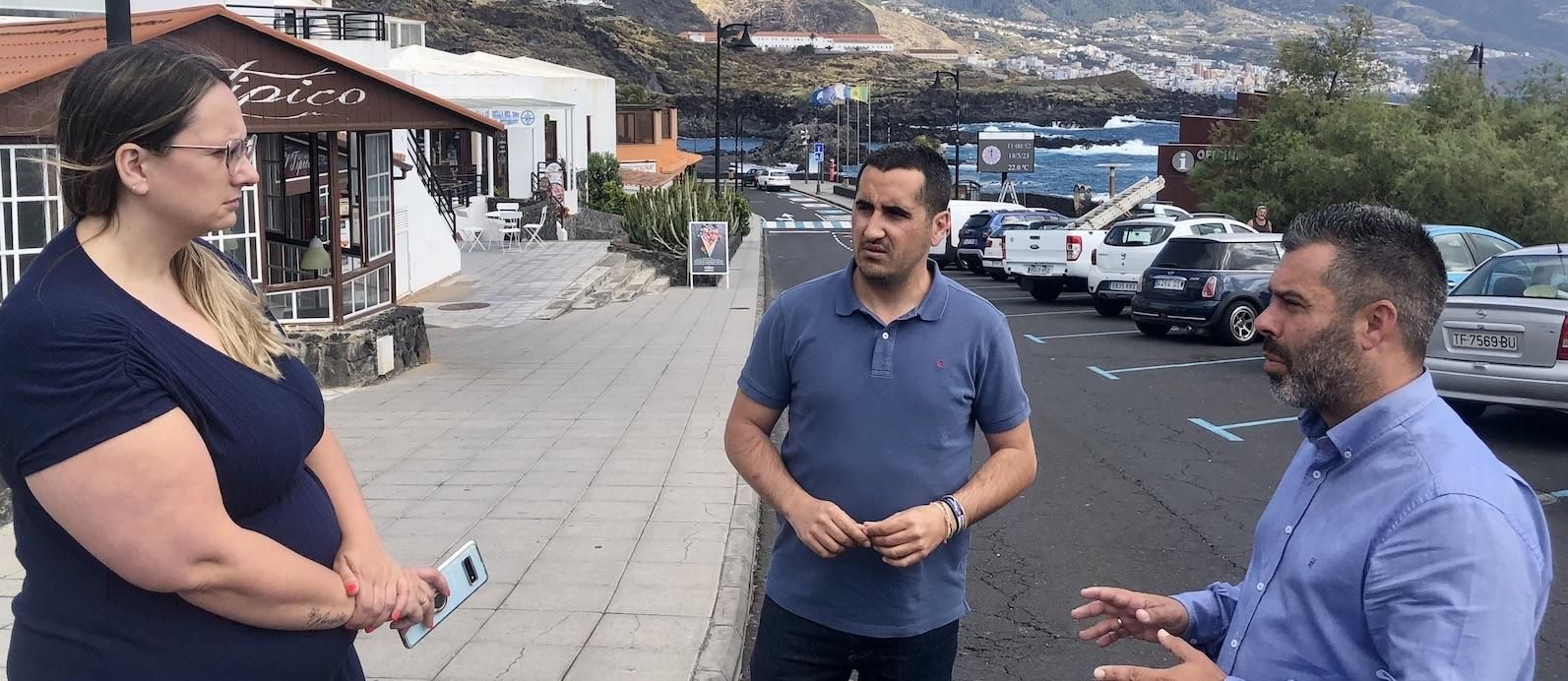 Borja Pérez junto a miembros de su equipo de Gobierno en la calle Punta La Arena.