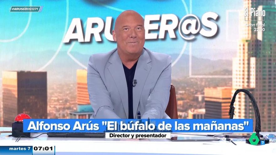 Arús vuelve a laSexta aclarando su baja médica y juega con la llegada de un nuevo colaborador