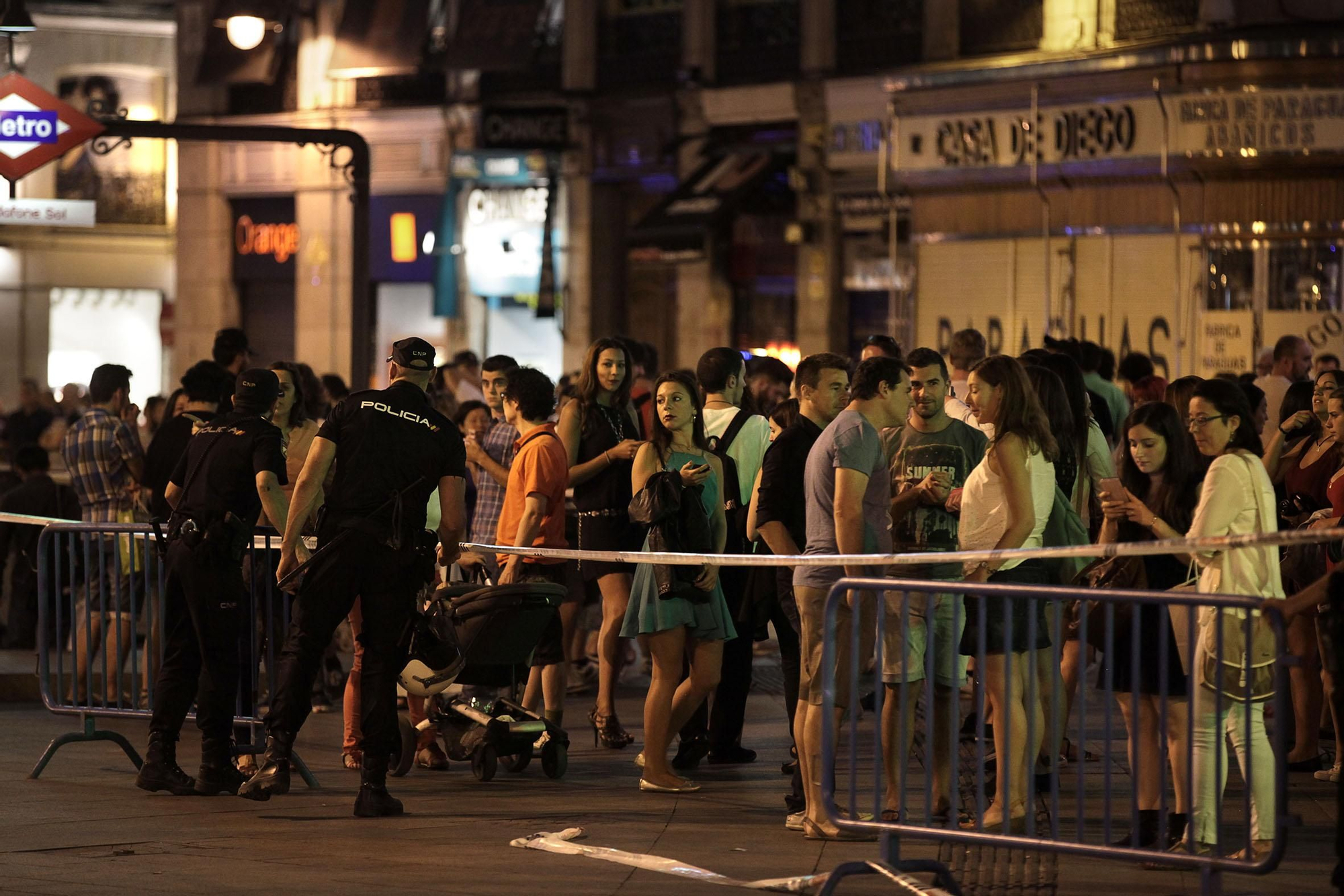 La Policía desaloja la Puerta del Sol antes de la proclamación / Olmo Calvo