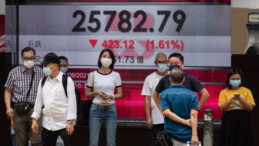 Peatones ante una pantalla electrónica que informa de las cotizaciones de la bolsa de Hong Kong, China,. EFE/EPA/JEROME FAVRE