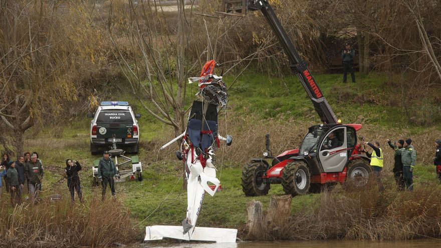 La Guardia Civil completa la extracción del ultraligero siniestrado mientras sigue la búsqueda del piloto
