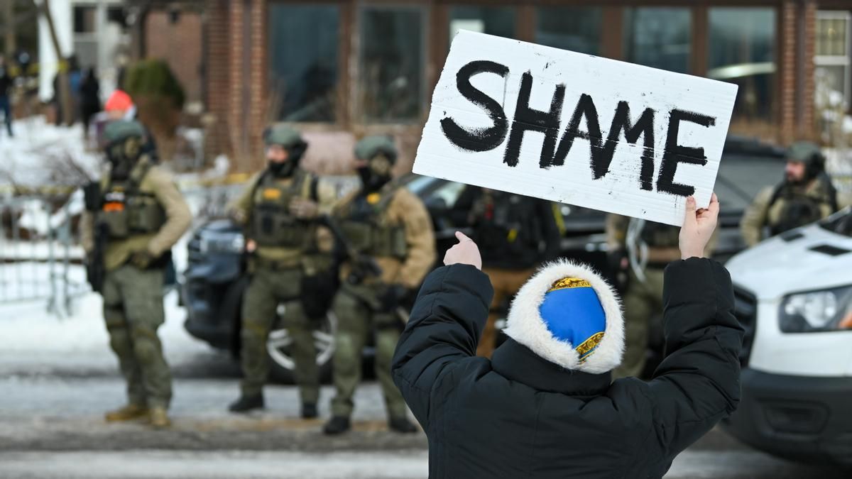 Agentes de la Policía de Minneapolis, en la escena donde una mujer fue disparada y asesinada por un agente de Inmigración y Aduanas (ICE) en Minneapolis