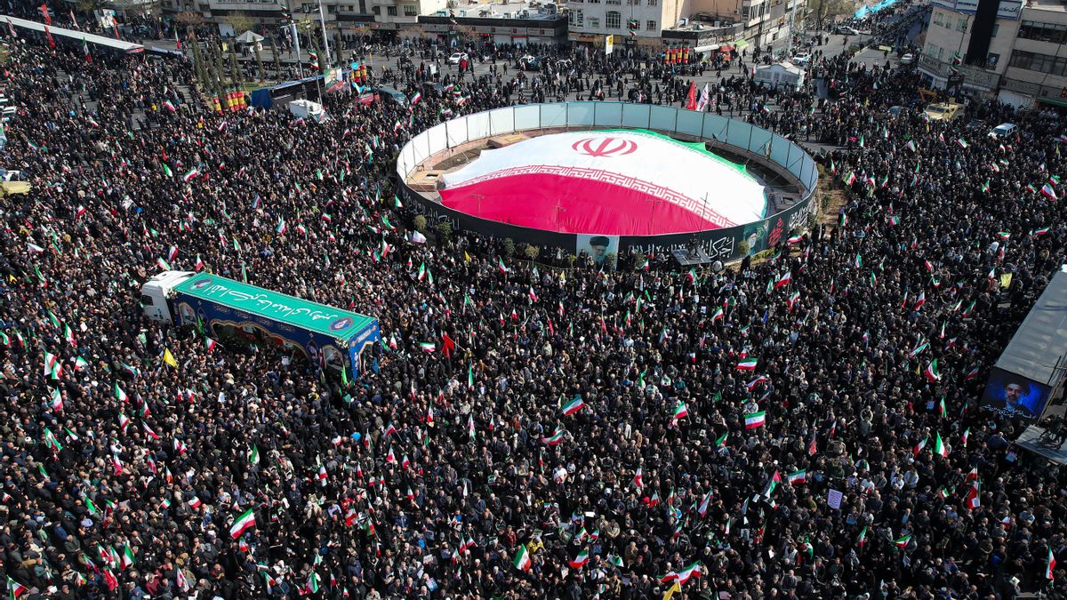 Imagen de los asistentes al funeral del jefe de Seguridad de Irán, Ali Larijani, el 18 de marzo.