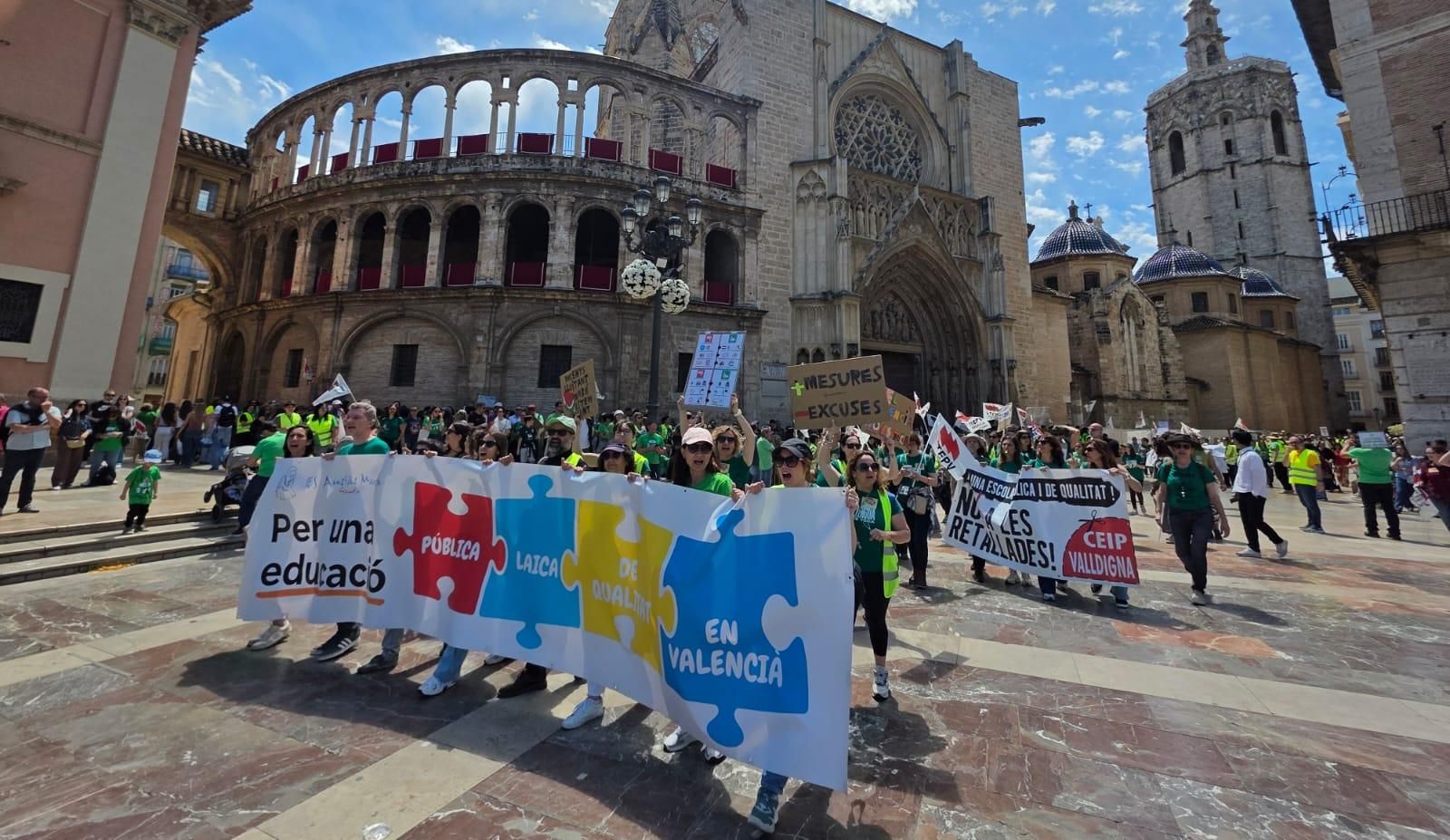 Miles de docentes se manifiestan en València en el primer día de huelga indefinida