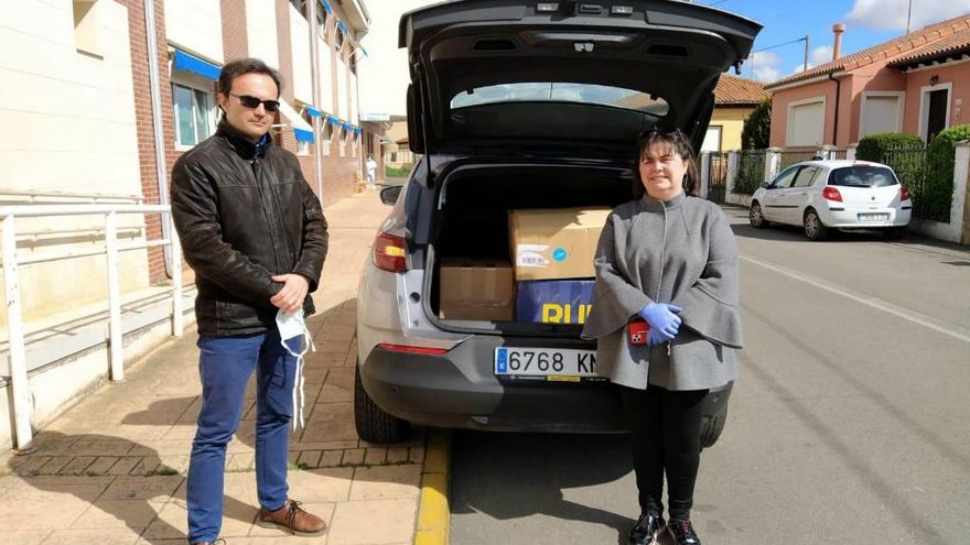 Entrega de material sanitario en Benavides recibido por la alcaldesa, Esperanza Marcos, de manos del representante de Mondelez, Arturo Ferrer Montiel.