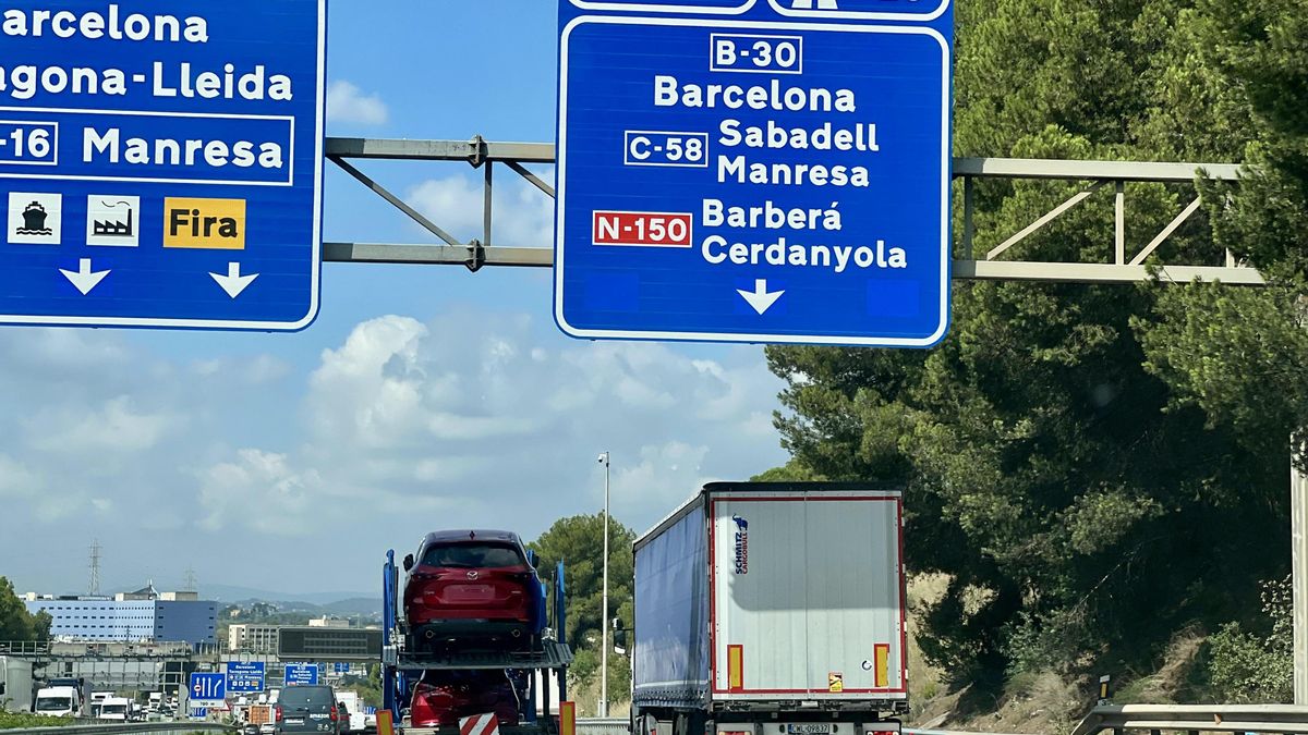 Transportes revisa la lengua de los rótulos en autopistas tras la denuncia de Junts de invisibilizar el catalán
