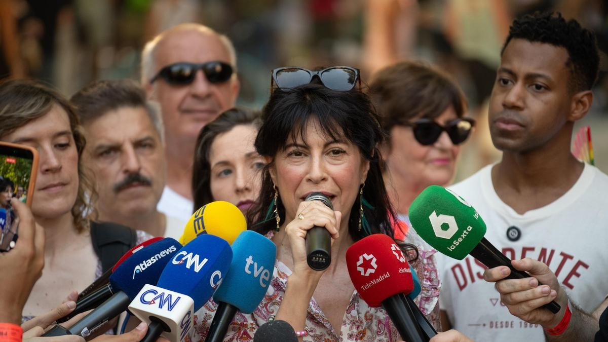 La ministra de Igualdad, Ana Redondo, atiende a los medios antes de la manifestación del Orgullo LGTBI de Madrid.