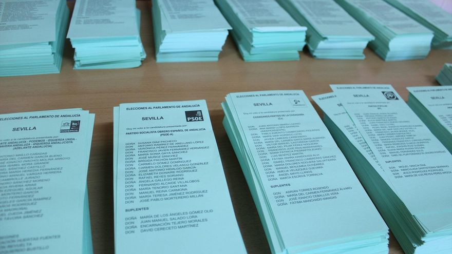 Papeletas para las elecciones al PartalMento de Andalucía.