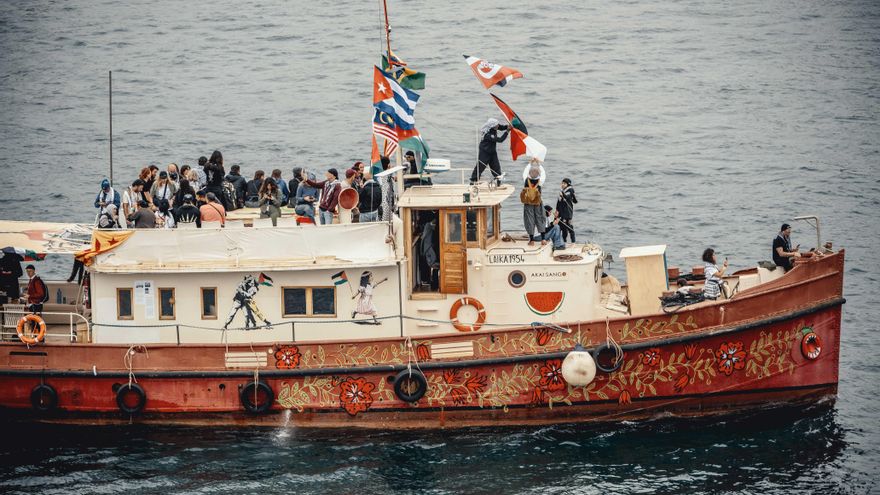 Uno de los barcos de la Flotilla tras partir desde Barcelona.