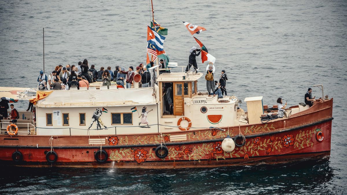 La flotilla navega de nuevo hacia Gaza