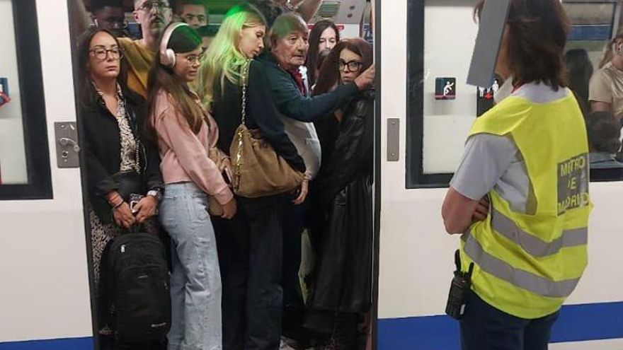 Metro de Madrid recupera a los 'empujadores' para abarrotar sus vagones y paliar las aglomeraciones en los andenes