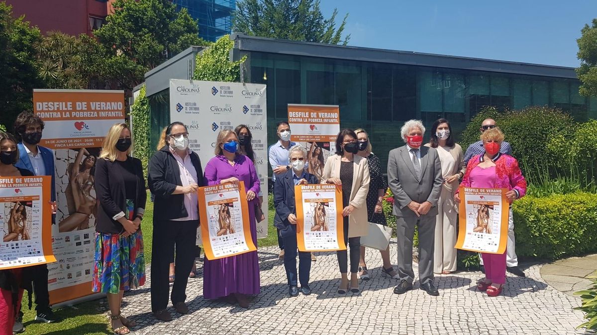 Presentación del 'Desfile de Verano Contra la Pobreza Infantil' con el cartel sexista.