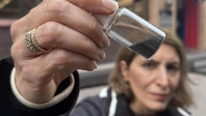 La limpieza del agua da un paso adelante con un 'imán' reutilizable que elimina microplásticos y los peligrosos PFAS