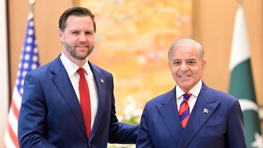 El vicepresidente JD Vance (izq.) estrecha la mano del primer ministro pakistaní Shehbaz Sharif (der.) durante una reunión en Islamabad, Pakistán, el 11 de abril de 2026. EFE/MINISTERIO DE EXTERIORES DE PAKISTÁN