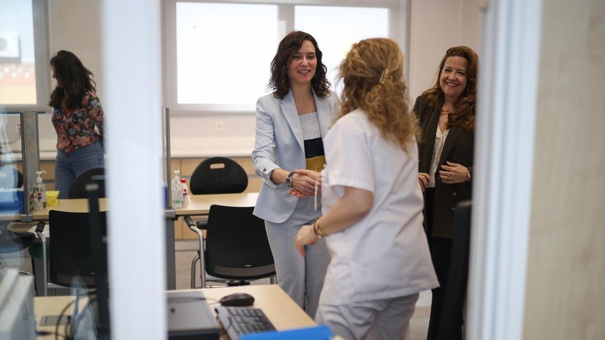 La presidenta de la Comunidad de Madrid, Isabel Díaz Ayuso, durante una visita al nuevo Centro de Salud de Atención Primaria Parla Este y Centro de Salud Mental, a 6 de abril de 2026, en Parla