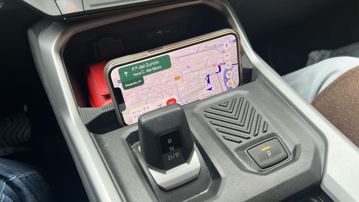 Esta ranura junto al cambio es ideal para dejar y consultar el móvil.