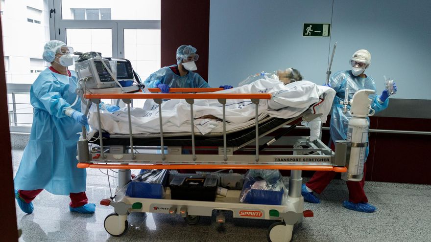 Personal sanitario del hospital de La Candelaria atiende a un paciente con COVID-19 en la UCI