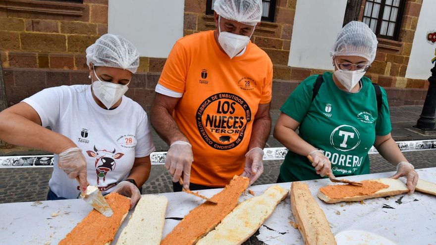El bocadillo de chorizo de Teror más largo de la historia, de 500 metros, se acaba en dos horas