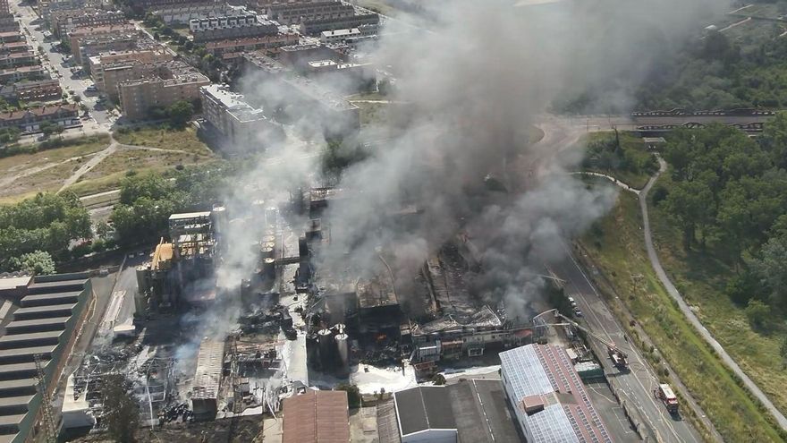 Una "sucesión de explosiones" provoca un fuerte incendio en la fábrica de productos de afeitado LEA de Vitoria