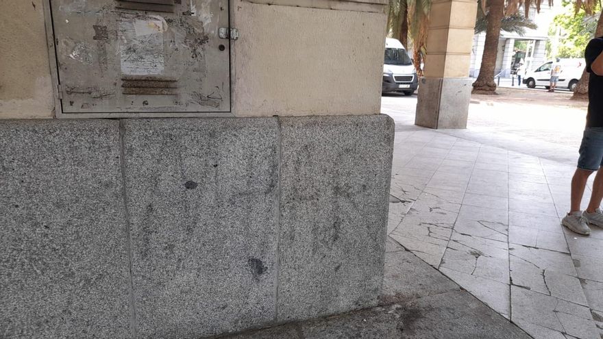 La Junta de Andalucía borra las primeras pintadas de activistas LGTBI en 1978 de los juzgados de Sevilla