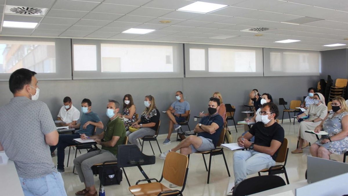 Imagen de la reunión con los responsables educativos de Ontinyent.