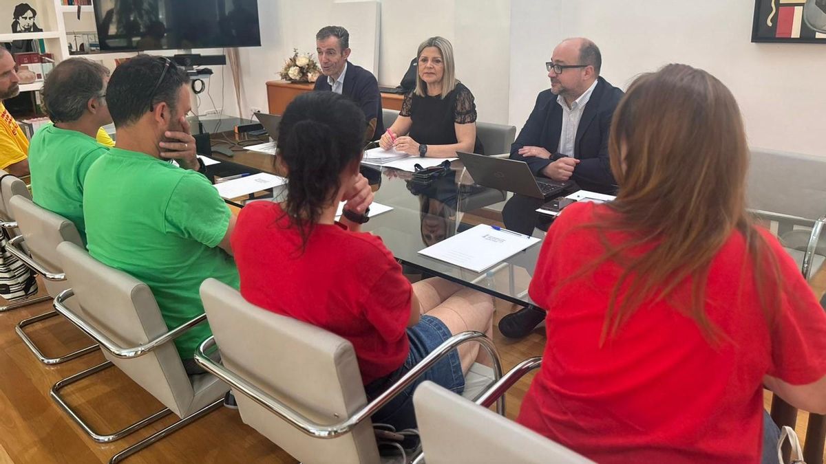 Representantes de CCOO, STEPV y UGT, reunidos con la consellera de Educación, Carmen Ortí.