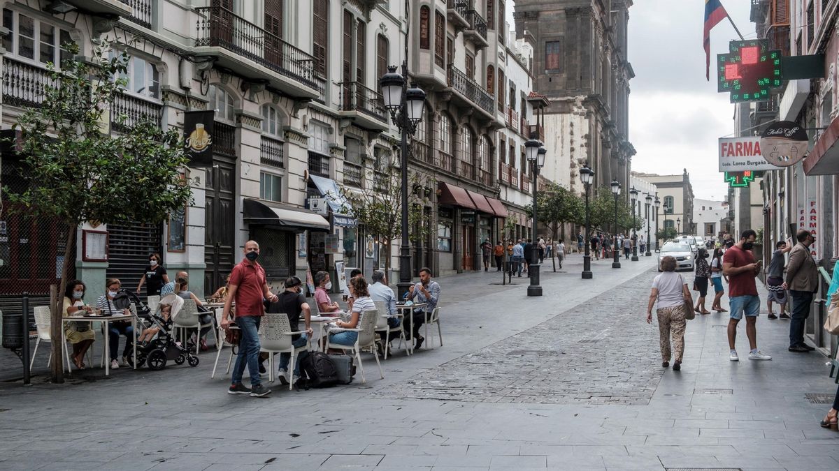 Varias personas disfrutan de las terrazas en los aledaños de la catedral de Santa Ana, en Las Palmas de Gran Canaria.