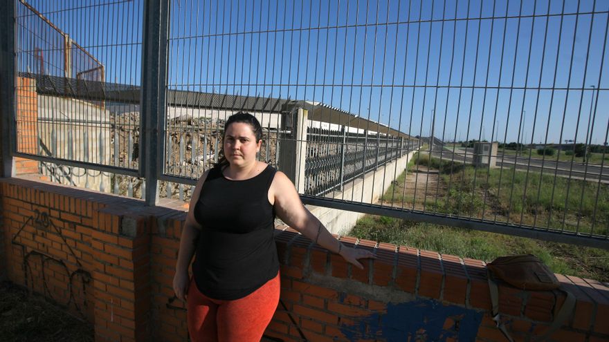 Mireia frente a la valla que separa la Punta de la ZAL.