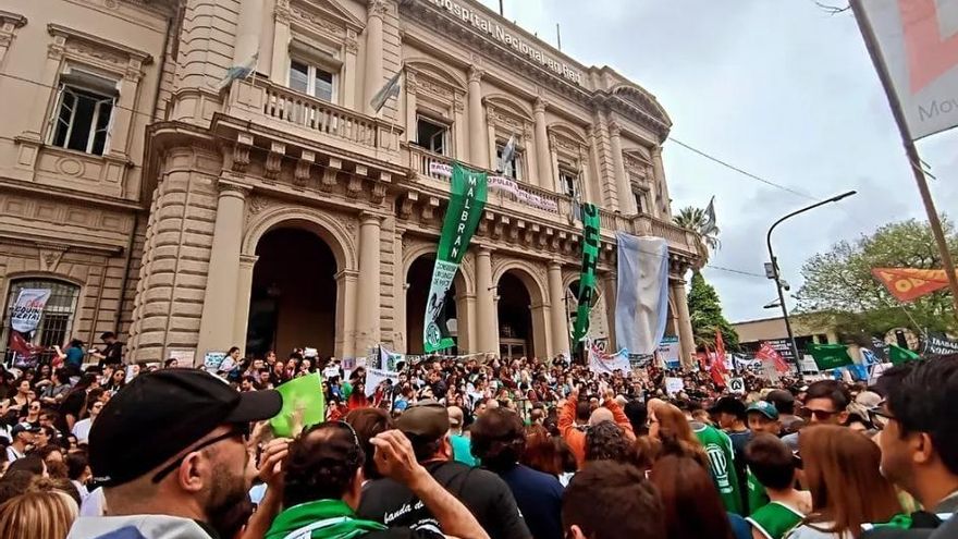 El próximo paso de Milei: cerrar hospitales públicos