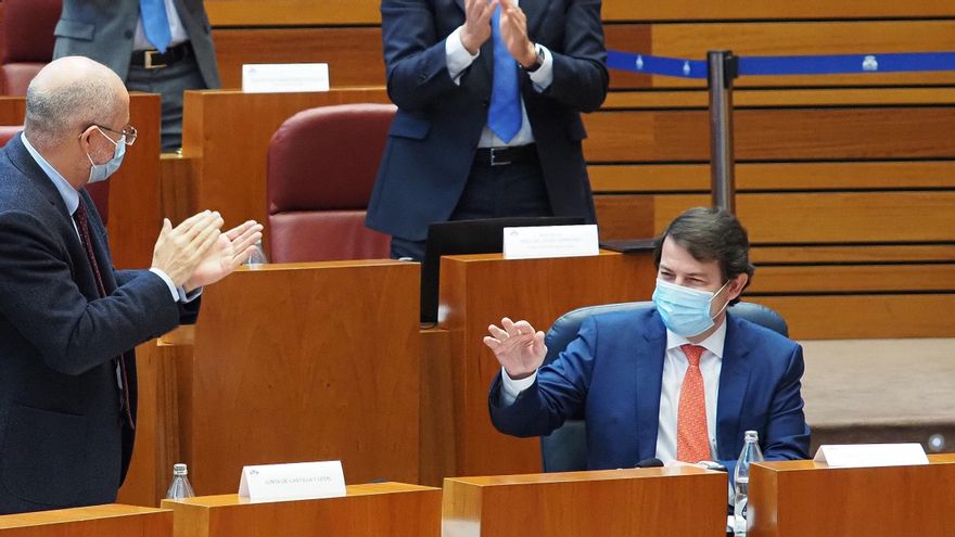 Mañueco aplaudido por Igea y procuradores del PP