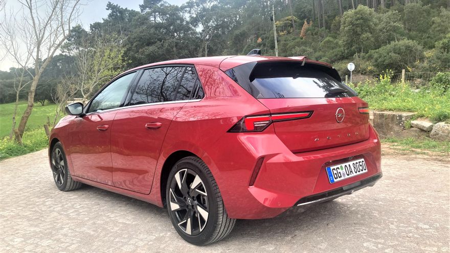 El Astra está construido sobre la tercera generación de la plataforma multienergía EMP2 del grupo Stellantis.