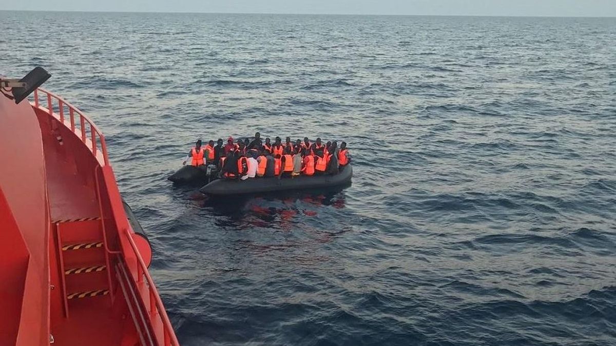 Rescatadas 160 personas que navegaban en cinco pateras por aguas del Estrecho