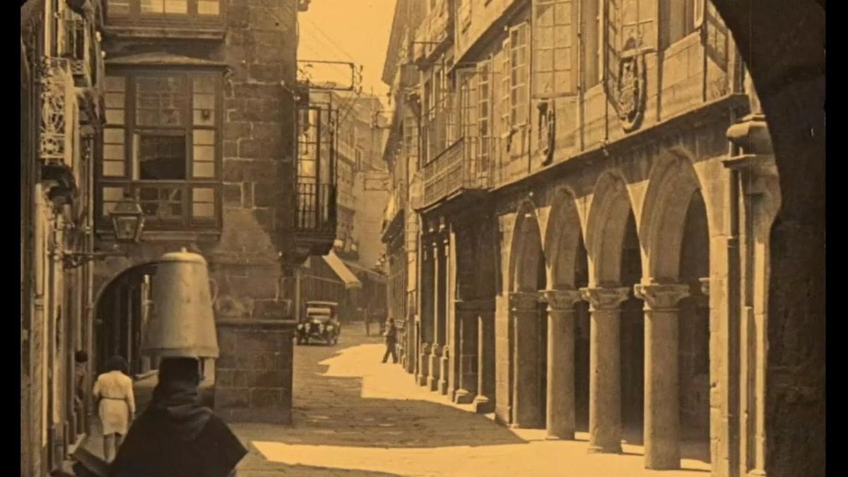 Imagen de la rúa do Vilar, en Santiago de Compostela, a finales de los años 20, extraída de la película 'Viaje por Galicia', de Luis R. Alonso