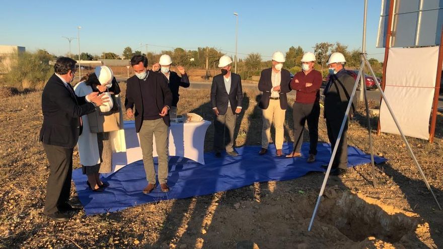 El alcalde del PP imputado en Sevilla por tráfico de influencias autorizó construir el tanatorio pese a "incumplir" las normas