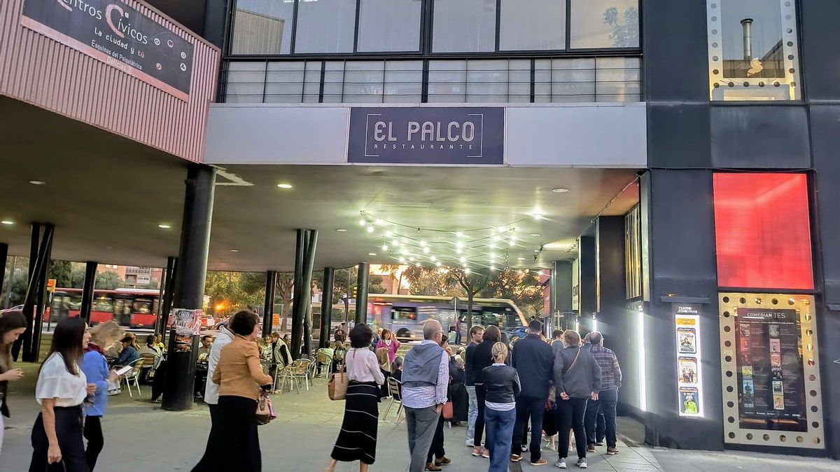 Público entrando a ver a Marisol Aznar en el Teatro de las Esquinas.