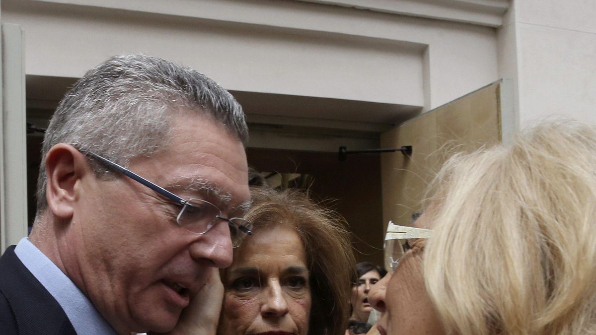 La exalcaldesa de Madrid Ana Botella (c), y el exministro de Justicia Alberto Ruiz-Gallardón felicitan a Manuela Carmena en su investida como nueva alcaldesa de la ciudad. EFE/CHEMA MOYA 13/06/2015