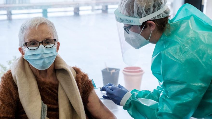 Una sanitaria vacuna en una residencia