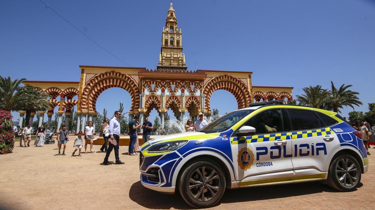La Policía Local auxilia a una persona que se fracturó el tobillo en una atracción de la Feria de Córdoba