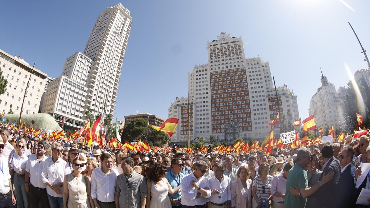 Feijóo pide elecciones a Sánchez ante miles de personas mientras Ayuso vuelve a marcar perfil propio: "Ríndase a la democracia"