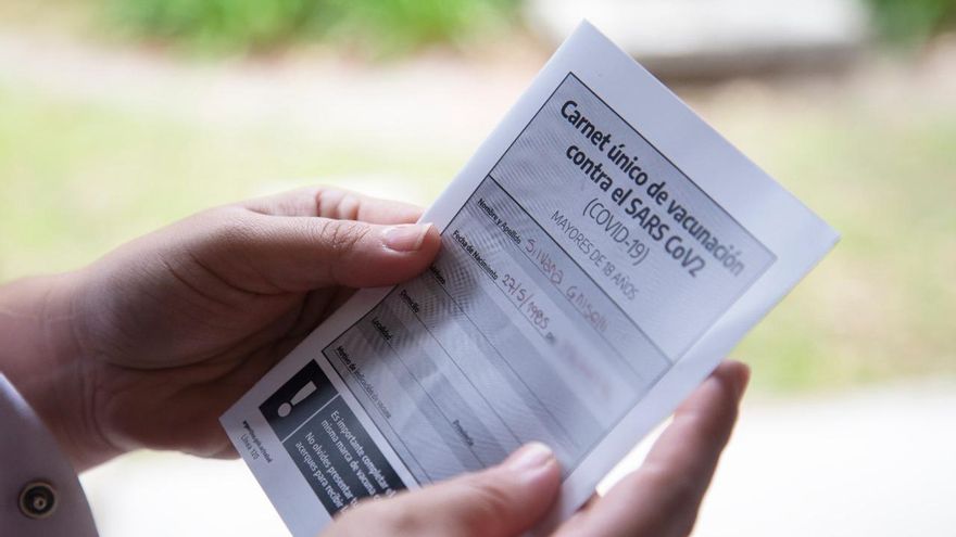 El Gobierno bonaerense realizó una denuncia penal por impresión apócrifa del carnet de vacunación