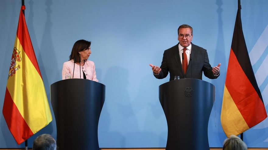 La ministra de Defensa, Margarita Robles, junto con su homólogo alemán, Boris Pistorius, en una rueda de prensa celebrada en Berlín (Alemania) el 28 de agosto de 2025.