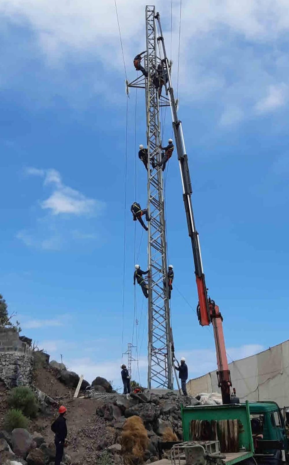 Operarios de Endesa, reparando una torreta en La Palma.