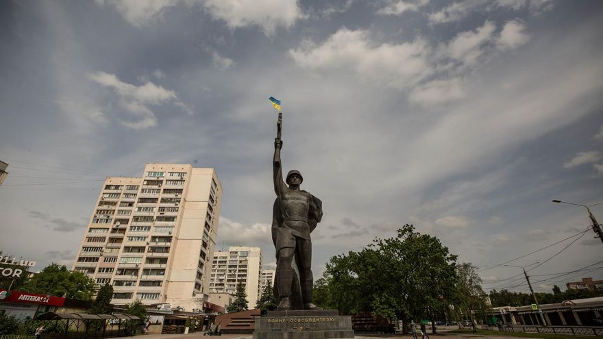 Monumento en Járkov que representa a un soldado soviético con una bandera de Ucrania ondeando en lo alto