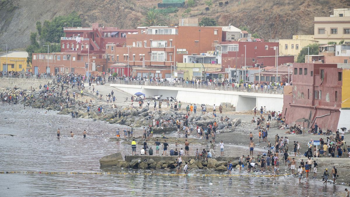Decenas de personas intentando cruzar la frontera el pasado 31 de julio de 2026, en Ceuta (España).