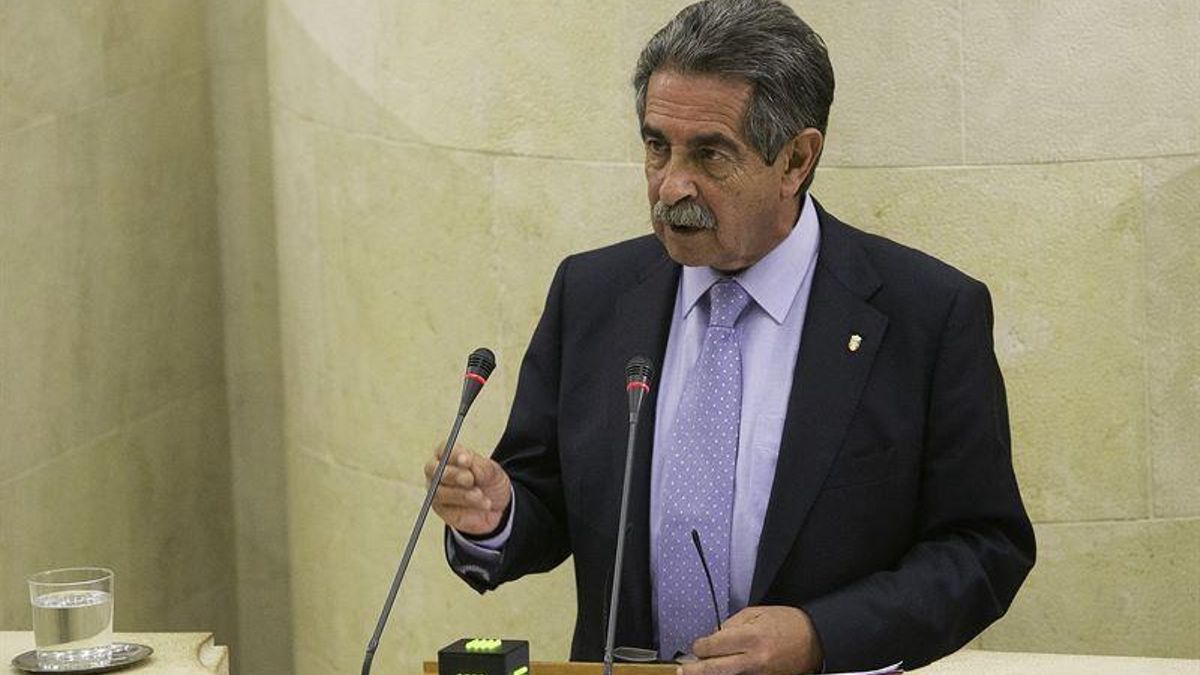 Miguel Ángel Revilla durante una sesión en el Parlamento de Cantabria