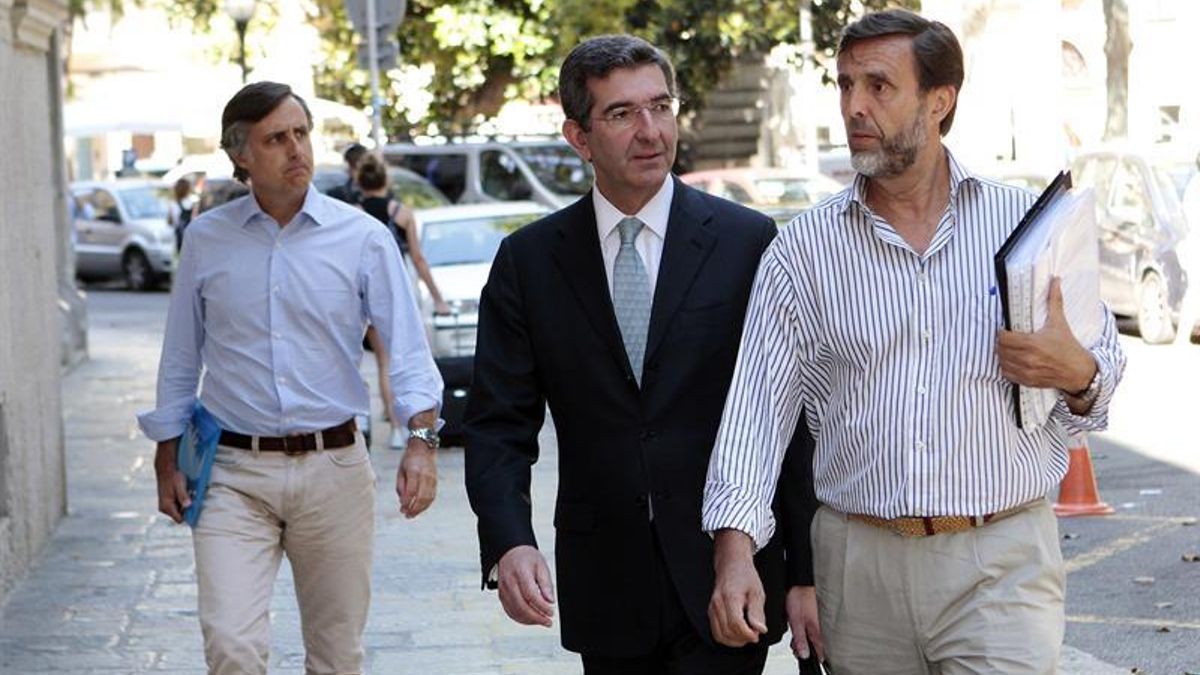 Zoilo Ruiz-Mateos (d), su abogado (c), y su hermano Pablo Ruiz-Mateos (i), a su llegada a la Audiencia Provincial de Baleares