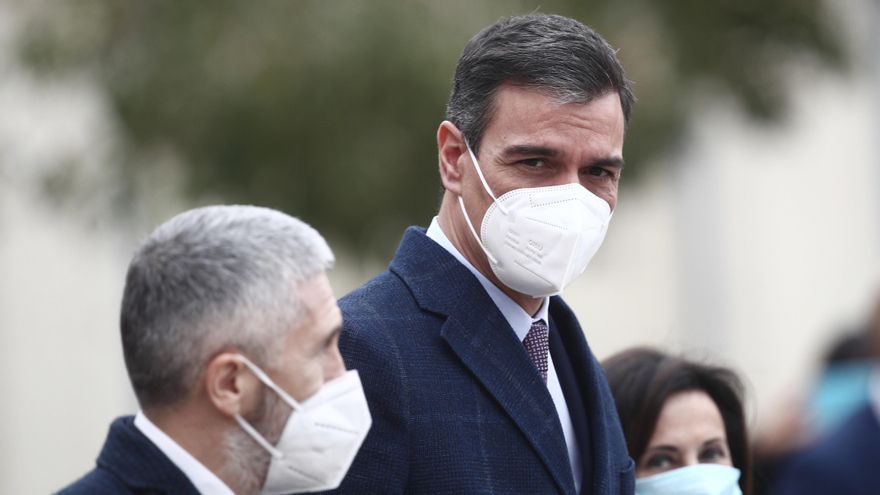 Archivo - (I-D) El ministro del Interior Fernando Grande-Marlaska; el presidente del Gobierno, Pedro Sánchez, y la ministra de Defensa, Margarita Robles.
