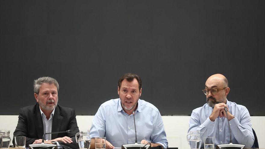 El ministro de Transportes y Movilidad Sostenible, Óscar Puente (c), durante una rueda de prensa, en la sede del Ministerio, a 30 de octubre de 2026, en Madrid (España).  Eduardo Parra / Europa Press